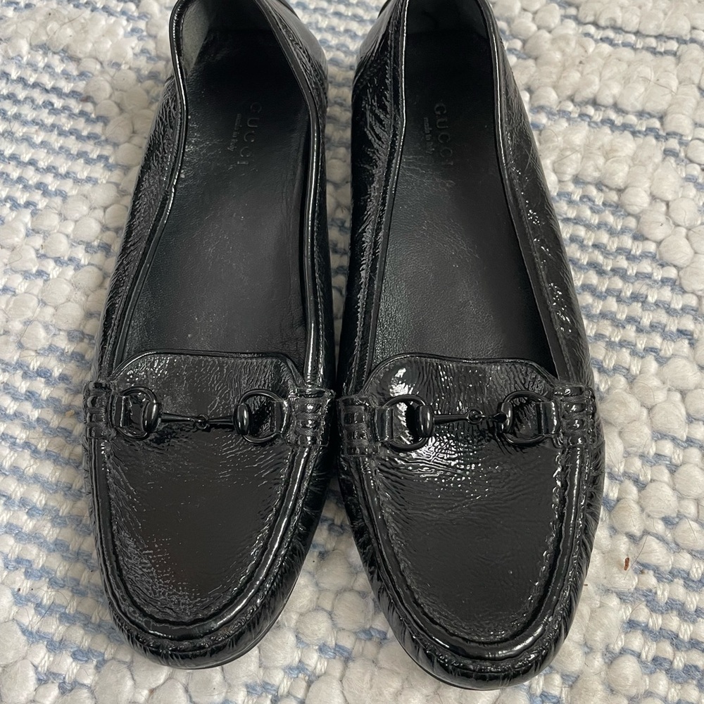 Gucci shiny black loafers withblack horse-bit buckle